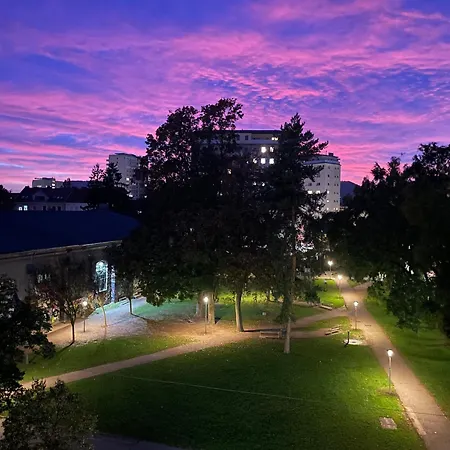 Lägenhet Luxurious 3 Bedroom Center Flat With Ac!