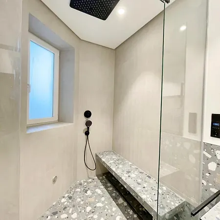 Luxurious 3 Bedroom Center Flat With Ac! Γκρατς