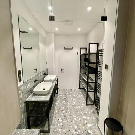 Luxurious 3 Bedroom Center Flat With Ac! Γκρατς