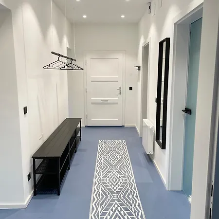 Apartment Luxurious 3 Bedroom Center Flat With Ac! *