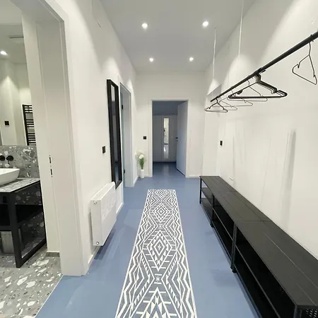 Luxurious 3 Bedroom Center Flat With Ac!