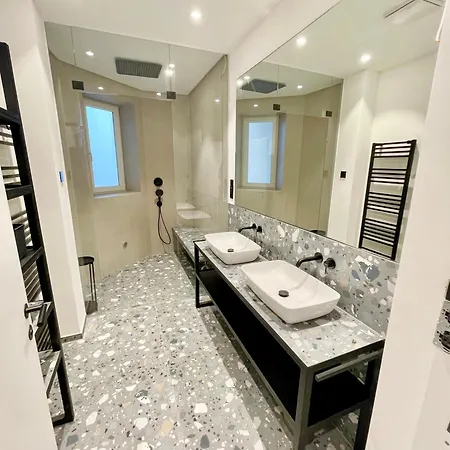 Apartment Luxurious 3 Bedroom Center Flat With Ac!