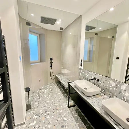 Luxurious 3 Bedroom Center Flat With Ac! Apartment *