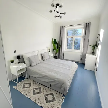 Luxurious 3 Bedroom Center Flat With Ac! *