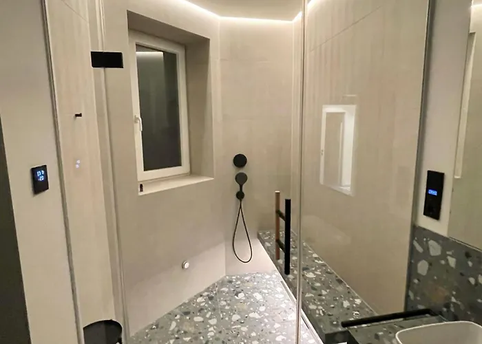 Luxurious 3 Bedroom Center Flat With Ac! *